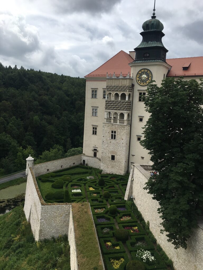 CA472A56 A596 4746 9B7E 29D6F19002E8 768x1024