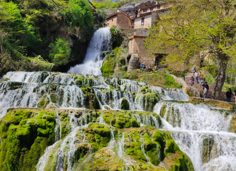 Cascada de Orbaneja del Castillo 768x557